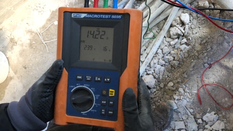 Ηλεκτρολόγος σε έλεγχο ηλεκτρολογικής εγκατάστασης με επαγγελματικό όργανο μέτρησης