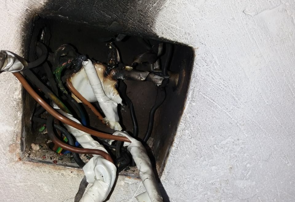 Επισκευή κατεστραμμένων ή χαλαρών ηλεκτρικών καλωδίων