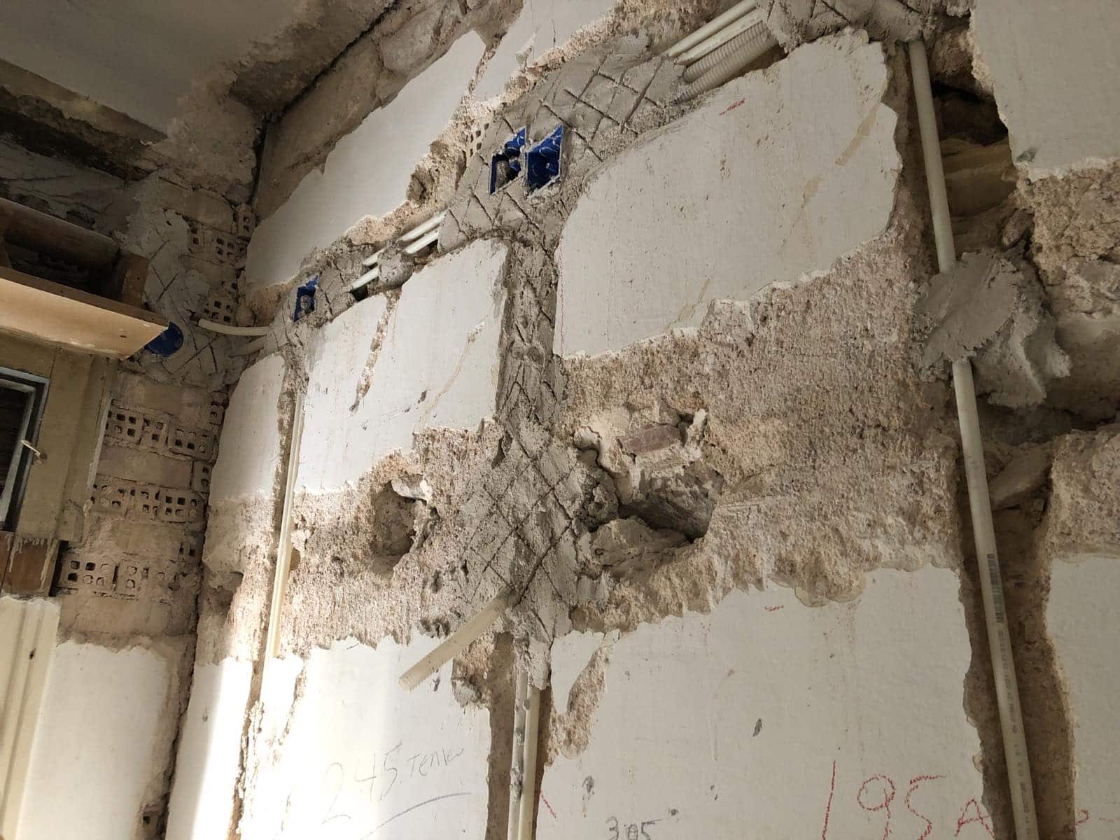 Αλλαγή θερμοστάτη από επαγγελματία ηλεκτρολόγο