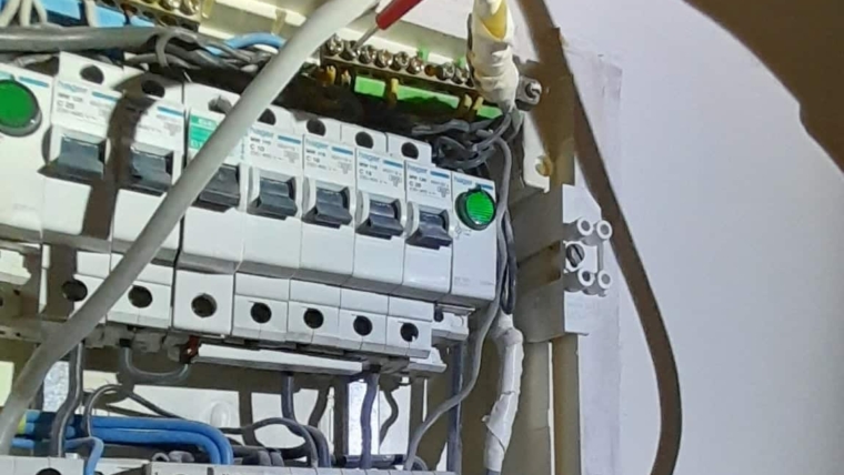 Ηλεκτρολόγος Σπιτιών – Άμεση Επισκευή & Ασφάλεια