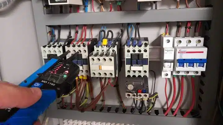 Ηλεκτρολόγος εγκαταστάσεων για κάθε είδους επισκευή και έργο