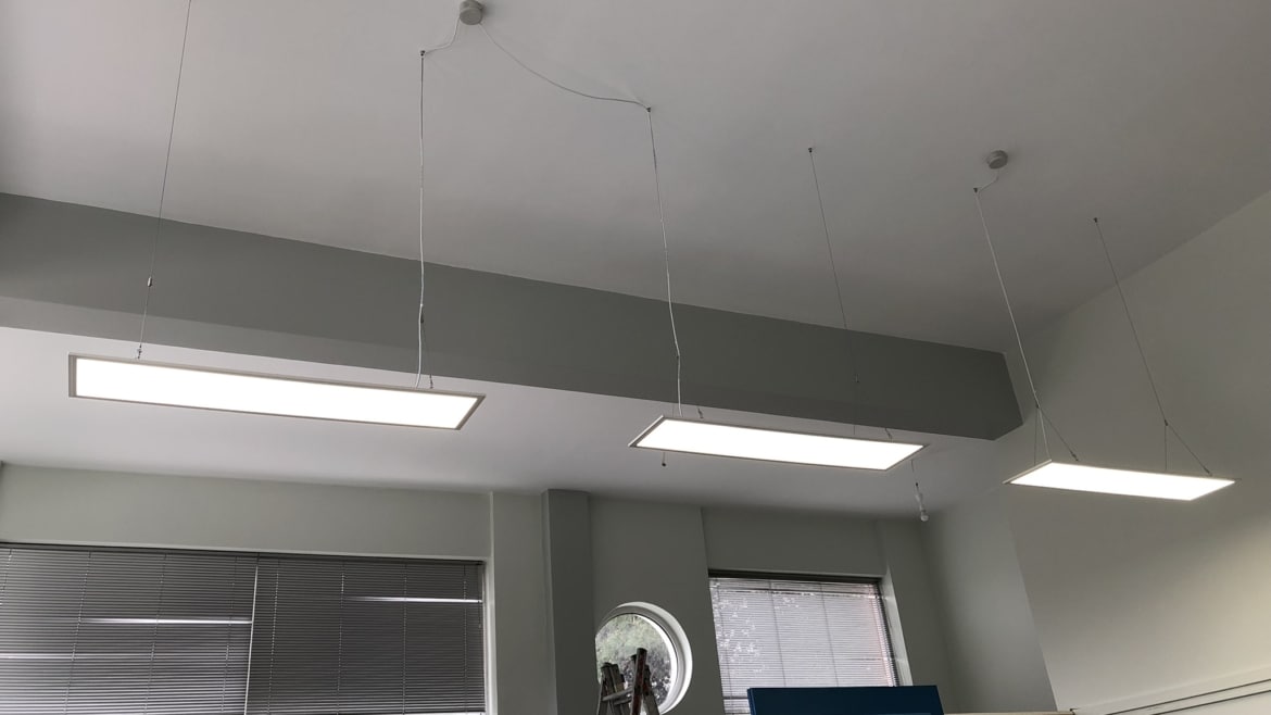 Τοποθέτηση φωτιστικών σε χώρο γραφείων – Επαγγελματικός φωτισμός με ακρίβεια laser