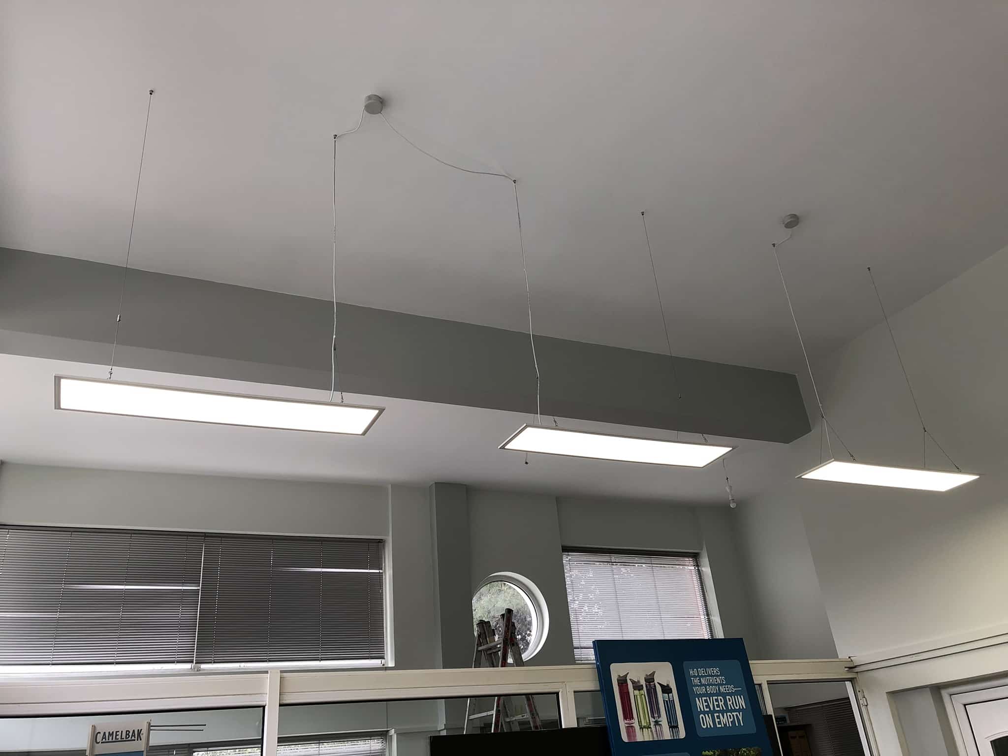 Τοποθέτηση φωτιστικών σε γραφειακό χώρο στην Αθήνα από την Electrologos365