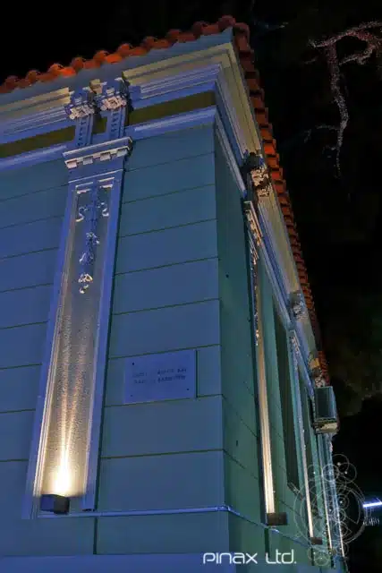 Ανάδειξη κλασικής αρχιτεκτονικής κολόνας με κυανό φωτισμό