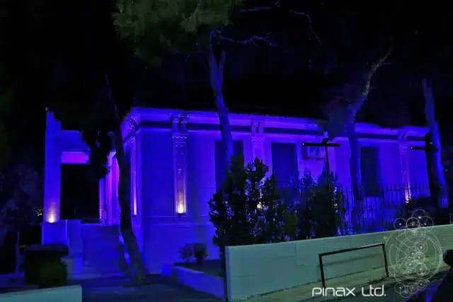 Νεοκλασικό κτίριο με μωβ φωτισμό εξωτερικής όψης και αρχιτεκτονικών στοιχείων