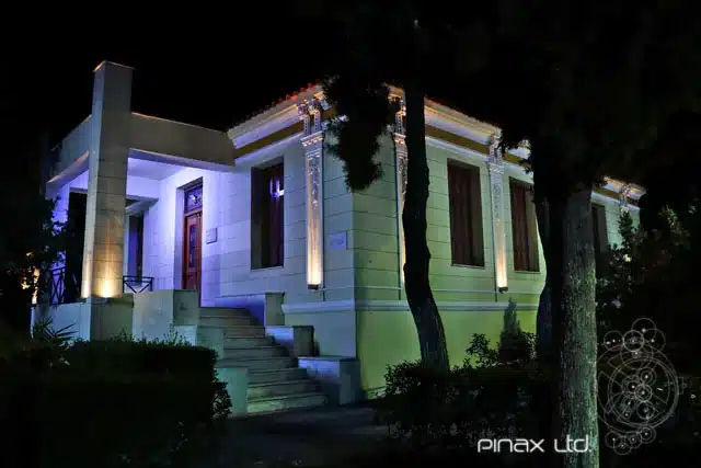 Κλασική πρόσοψη κτιρίου με θερμό λευκό αρχιτεκτονικό φωτισμό
