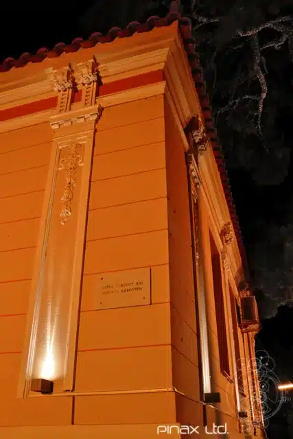 Αρχιτεκτονική λεπτομέρεια κτιρίου με θερμό πορτοκαλί φωτισμό