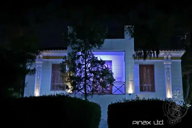 Κλασική πρόσοψη κτιρίου με συνδυασμό λευκού και μωβ αρχιτεκτονικού φωτισμού