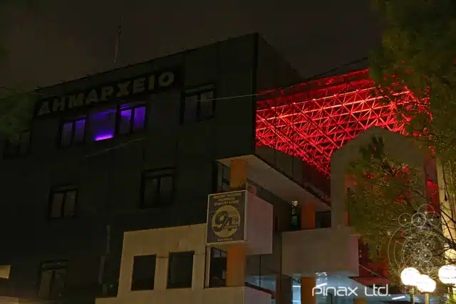 Κόκκινος φωτισμός σε εξωτερικό μεταλλικό στέγαστρο δημόσιου κτιρίου