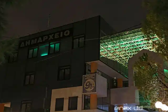 Πράσινος αρχιτεκτονικός φωτισμός μεταλλικού στεγάστρου δημόσιου κτιρίου