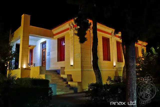 Νεοκλασική πρόσοψη με θερμό λευκό φωτισμό στις κολόνες και στην είσοδο