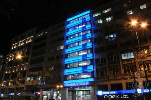 Πολυώροφο κτίριο με κάθετο μπλε φωτισμό LED στην εξωτερική πρόσοψη