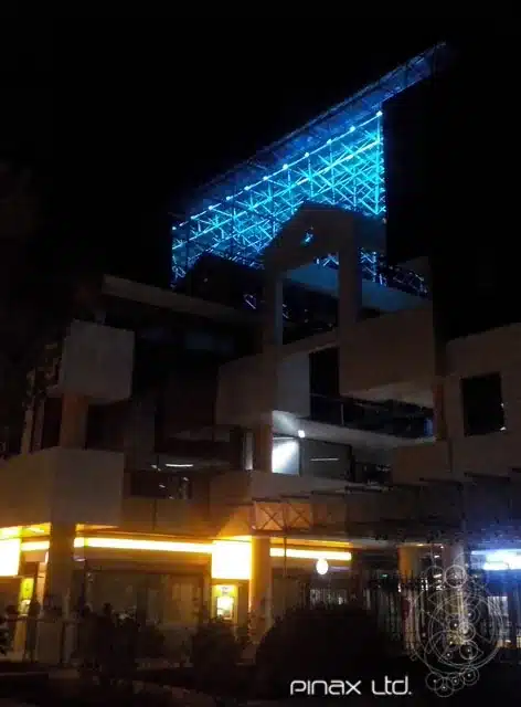 Σύγχρονη εξωτερική όψη κτιρίου με μπλε αρχιτεκτονικό φωτισμό LED