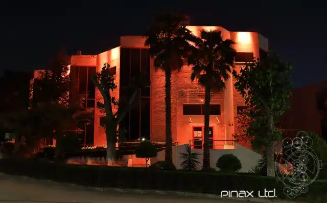 Σύγχρονο κτίριο με πορτοκαλί και κόκκινο φωτισμό στις εξωτερικές όψεις